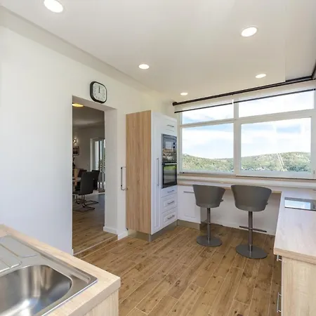 Leefe Apartment