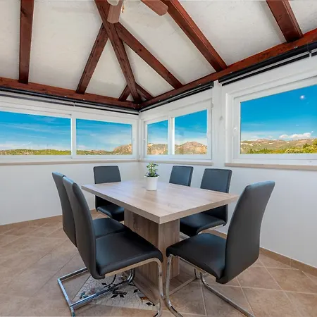 Leefe Apartment