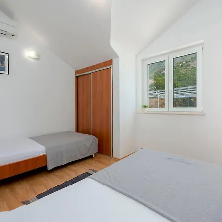 Leefe Apartment